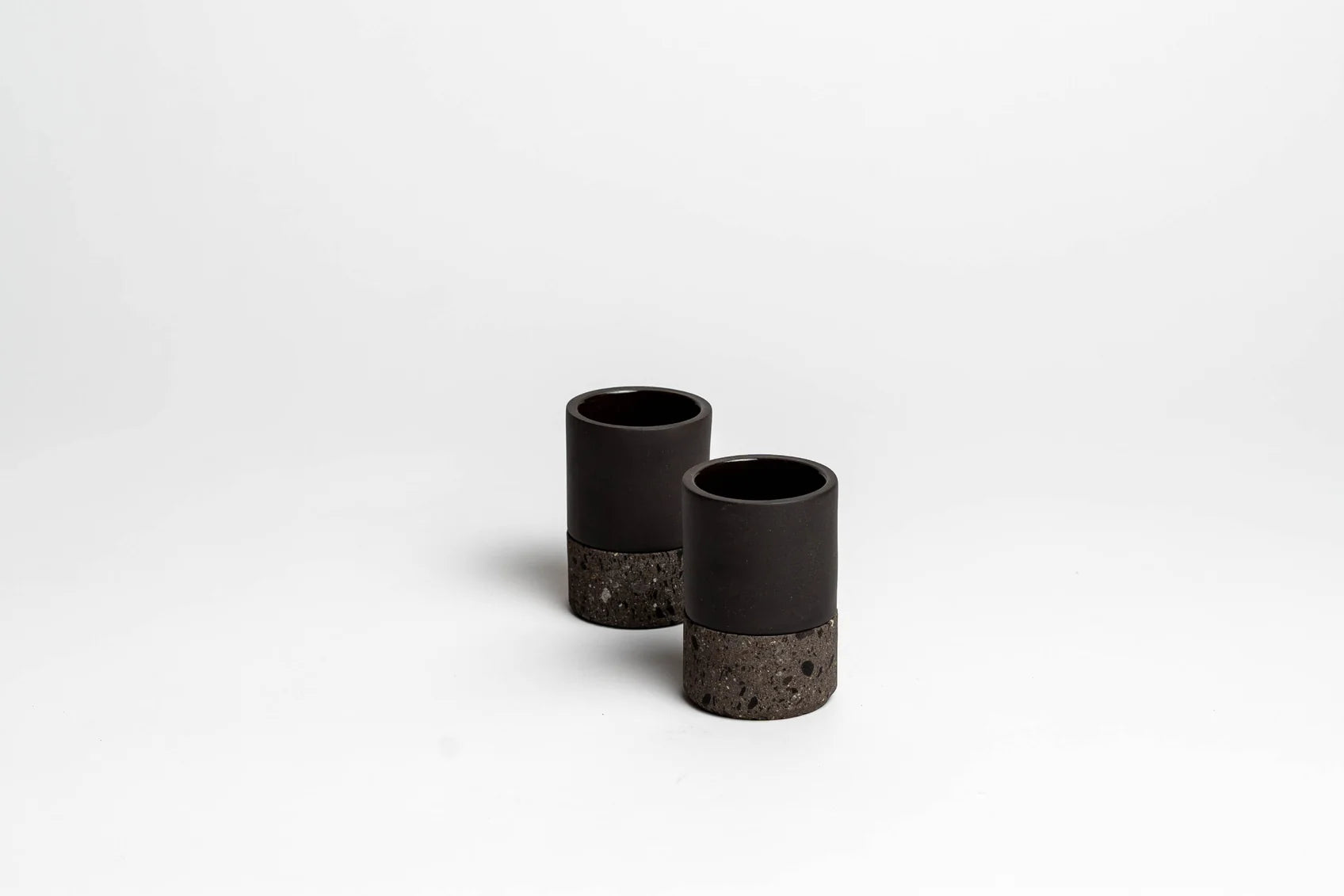 Mezcalitos – Set van 2 zwarte klei espresso- of mezcalkopjes met stenen voet