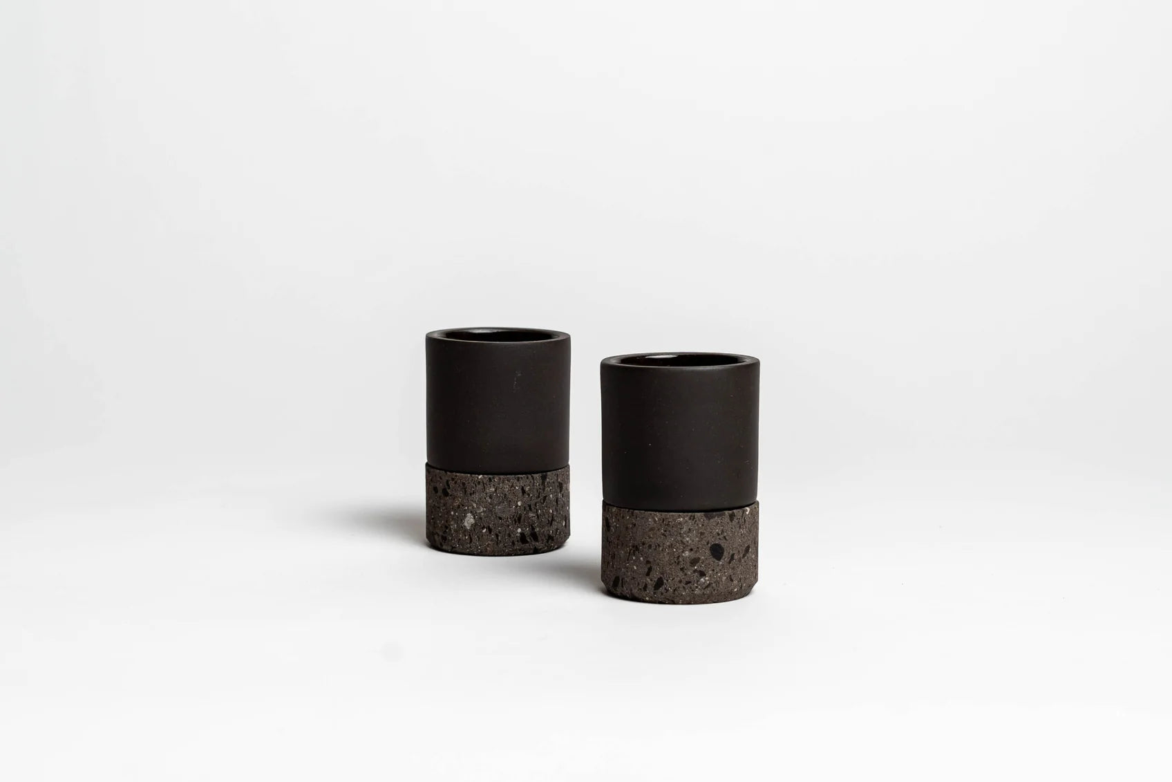 Mezcalitos – Set van 2 zwarte klei espresso- of mezcalkopjes met stenen voet